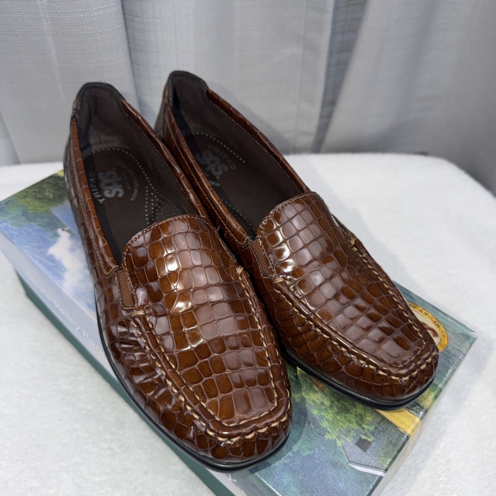 SAS Joy Cognac Croc Brown Leather  7.5 N Narrow Loafer Comfort Foot Bed Slip On